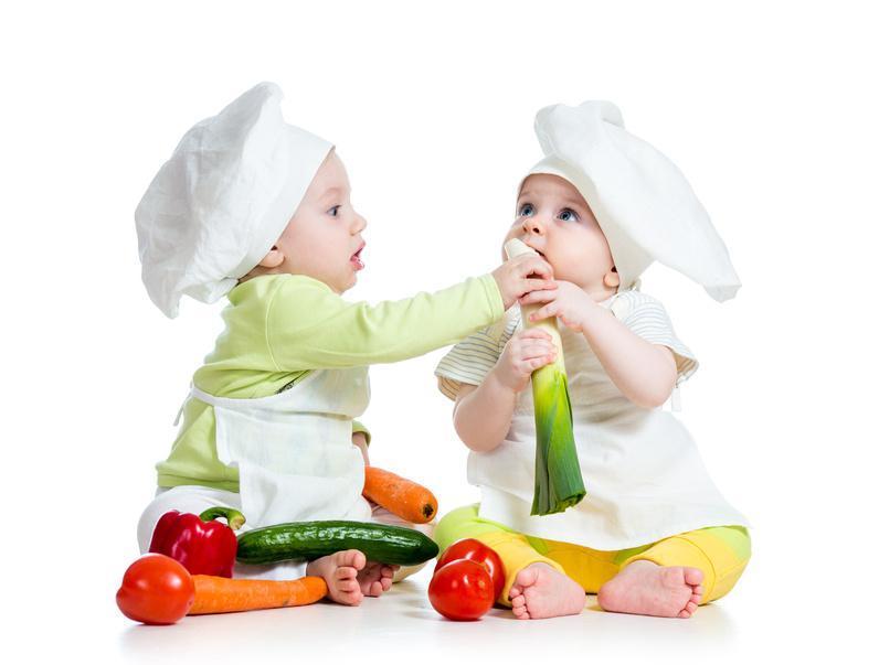 dzieci jedzą warzywa