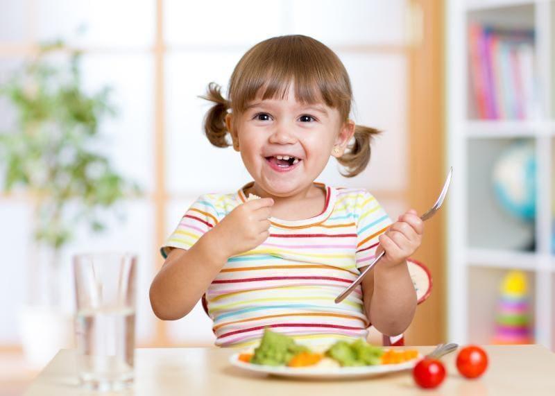 dziecko jedzące obiad